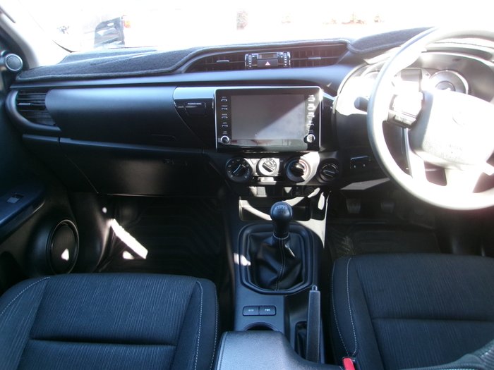 2022 Toyota Hilux 4x4 Hilux 4x4 SR 2.8L T Diesel Manual Double Cab C/C C221370 001