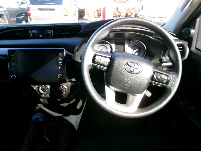 2022 Toyota Hilux 4x4 Hilux 4x4 SR 2.8L T Diesel Manual Double Cab C/C C221370 001