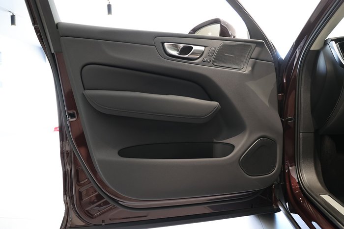 2025 Volvo XC60 Plus B5 Bright