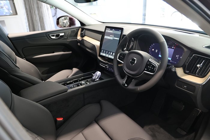 2025 Volvo XC60 Plus B5 Bright