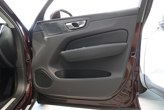 2025 Volvo XC60 Plus B5 Bright