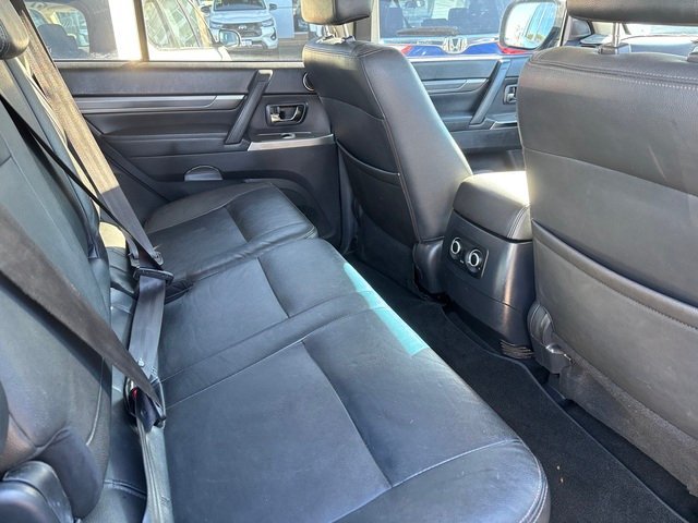 2015 MITSUBISHI PAJERO