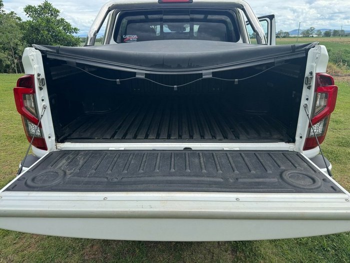 2022 NISSAN NAVARA ST-X