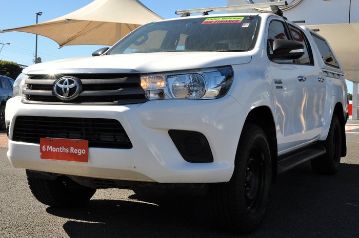 2017 TOYOTA HILUX SR (4x4)