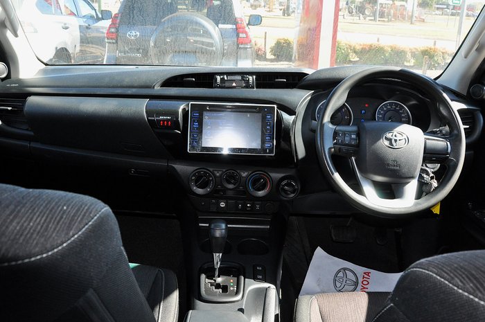 2017 TOYOTA HILUX SR (4x4)