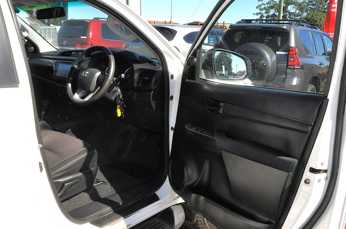 2017 TOYOTA HILUX SR (4x4)