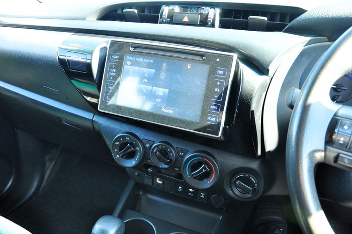 2017 TOYOTA HILUX SR (4x4)