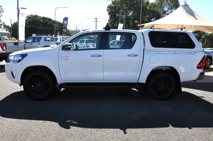 2017 TOYOTA HILUX SR (4x4)