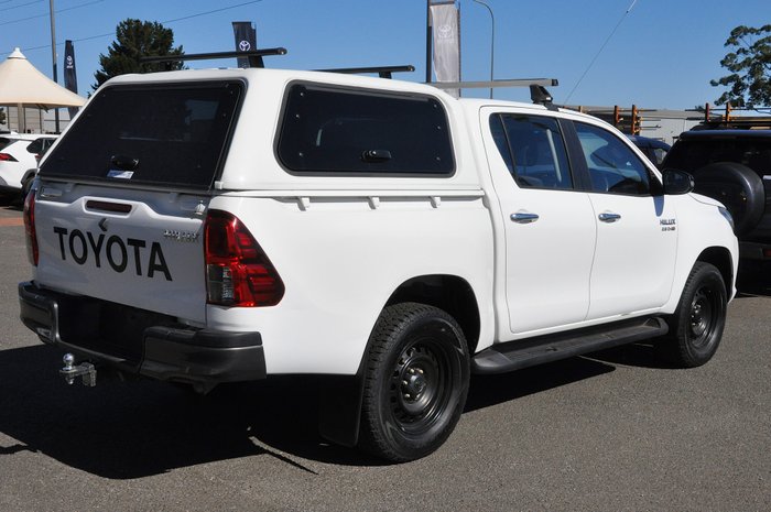 2017 TOYOTA HILUX SR (4x4)
