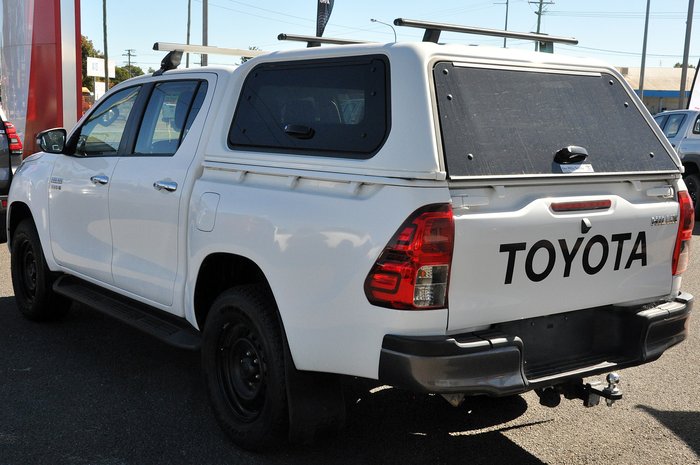 2017 TOYOTA HILUX SR (4x4)