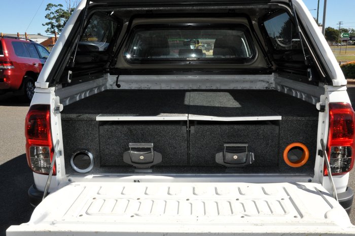 2017 TOYOTA HILUX SR (4x4)