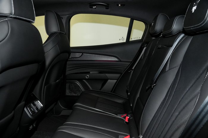 2025 Maserati Grecale MODENA 330HP HYBRID Bianco Banchisa-240