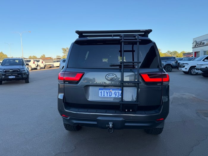 2022 Toyota LANDCRUISER VX Silver