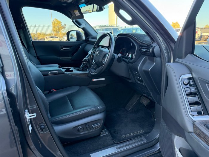 2022 Toyota LANDCRUISER VX Silver