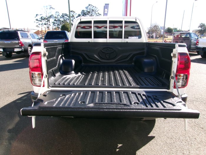 2022 Toyota Hilux 4x4 Hilux 4x4 SR 2.8L T Diesel Automatic Double Cab 2U76970 001