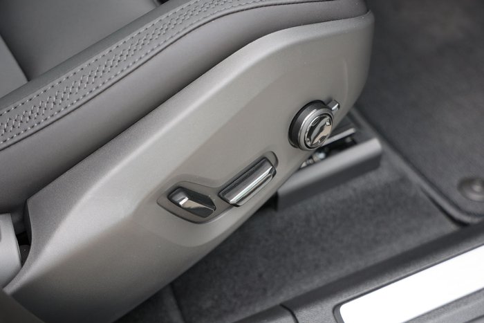 2025 Volvo XC60 Plus B5 Bright