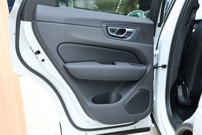 2025 Volvo XC60 Plus B5 Bright