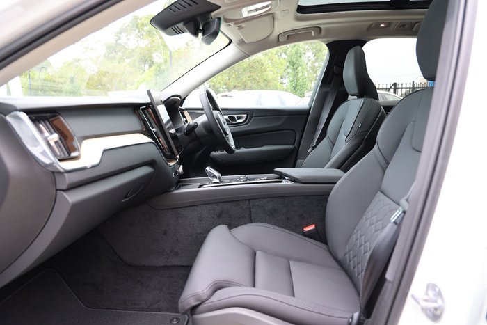 2025 Volvo XC60 Plus B5 Bright