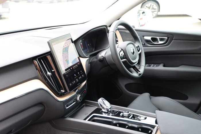 2025 Volvo XC60 Plus B5 Bright