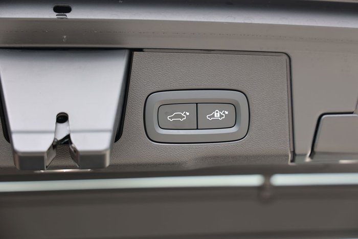 2025 Volvo XC60 Plus B5 Bright