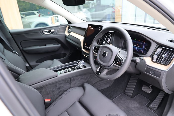 2025 Volvo XC60 Plus B5 Bright