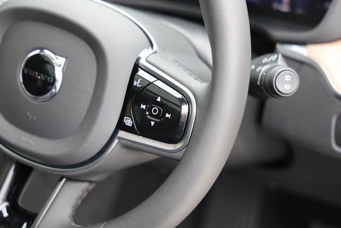 2025 Volvo XC60 Plus B5 Bright