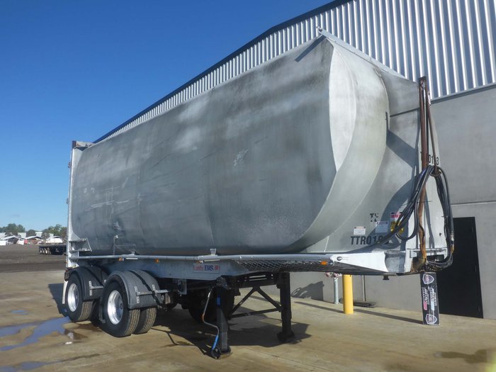 2002 Lusty Bogie Enclosed Tipper