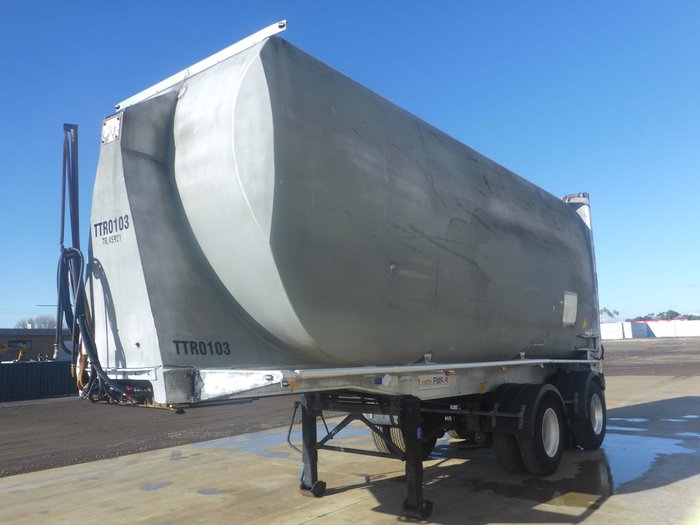 2002 Lusty Bogie Enclosed Tipper