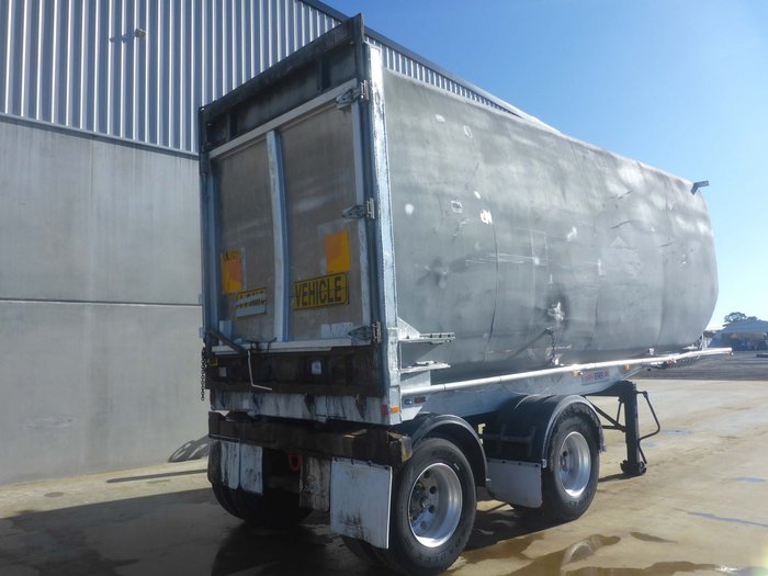 2002 Lusty Bogie Enclosed Tipper