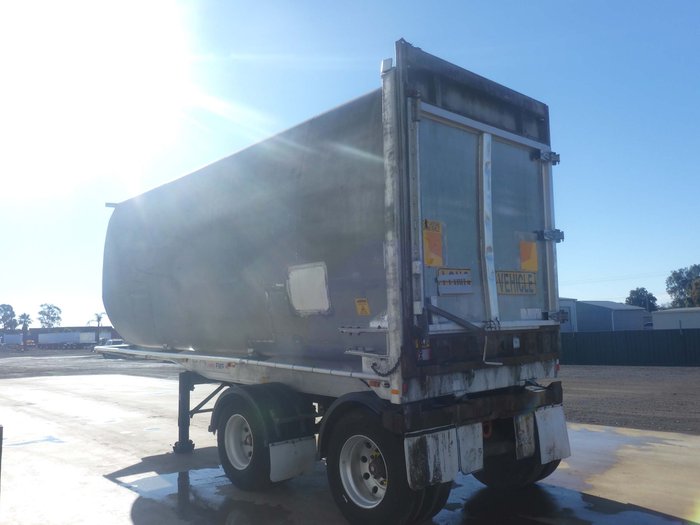 2002 Lusty Bogie Enclosed Tipper