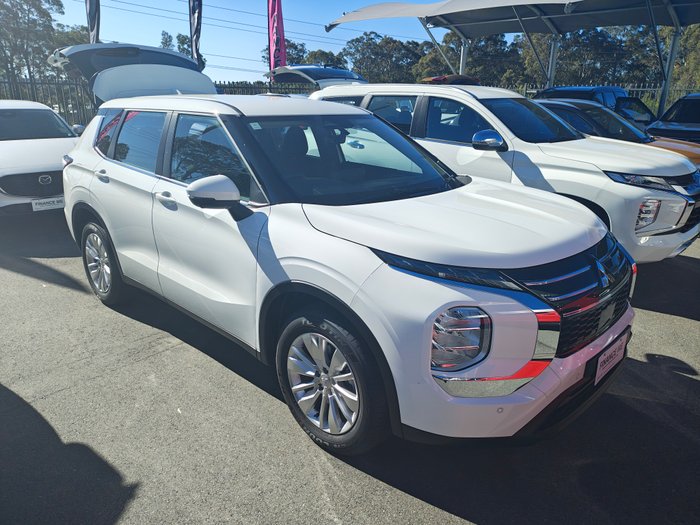 2025 MITSUBISHI Outlander ES