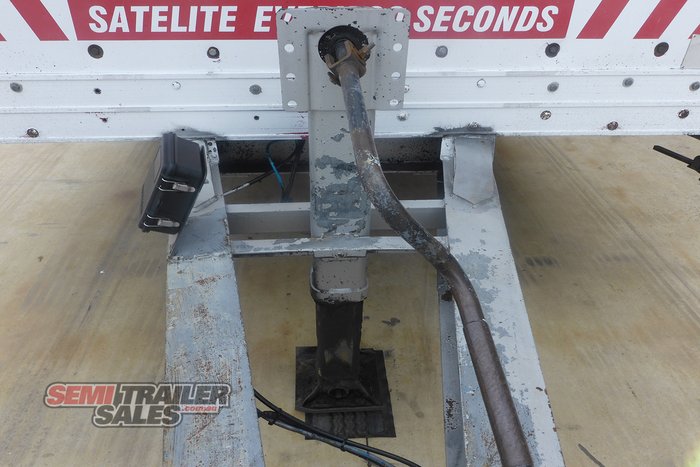 2005 Tag-A-Long Dual Axle Curtainsider Trailer