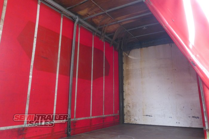 2005 Tag-A-Long Dual Axle Curtainsider Trailer