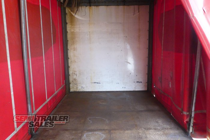 2005 Tag-A-Long Dual Axle Curtainsider Trailer