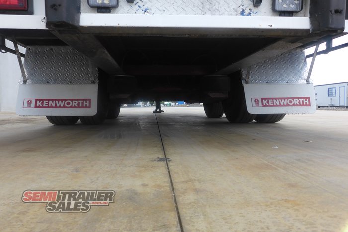 2005 Tag-A-Long Dual Axle Curtainsider Trailer