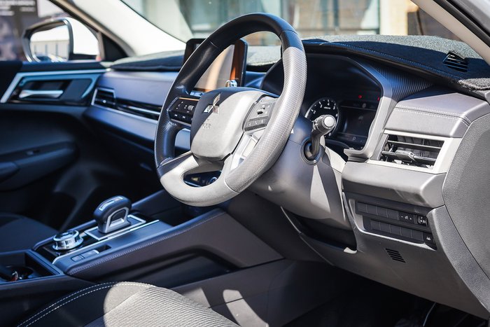 2024 MITSUBISHI OUTLANDER ES 7 SEAT (2WD)