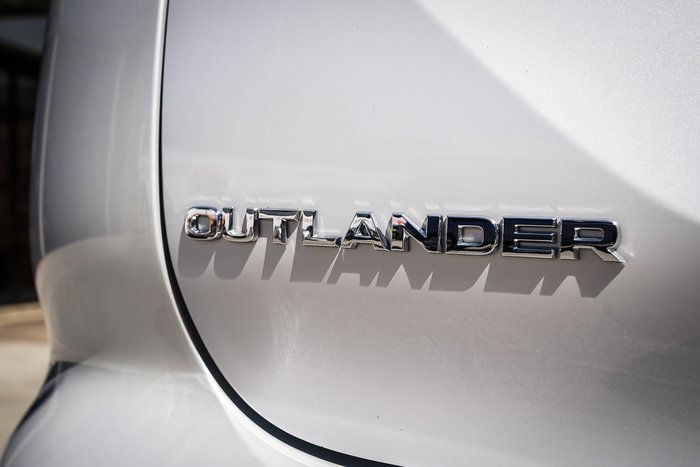 2024 MITSUBISHI OUTLANDER ES 7 SEAT (2WD)