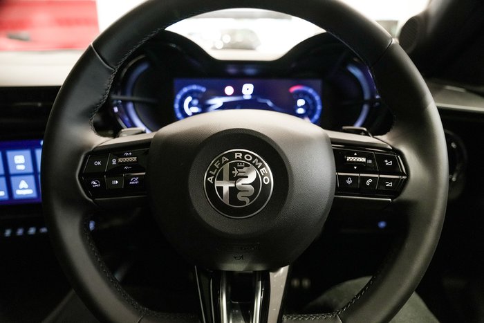 2025 Alfa Romeo Junior Ibrida