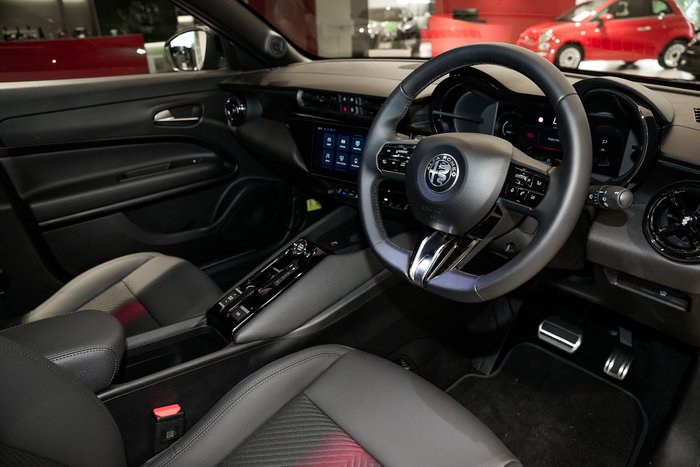 2025 Alfa Romeo Junior Ibrida