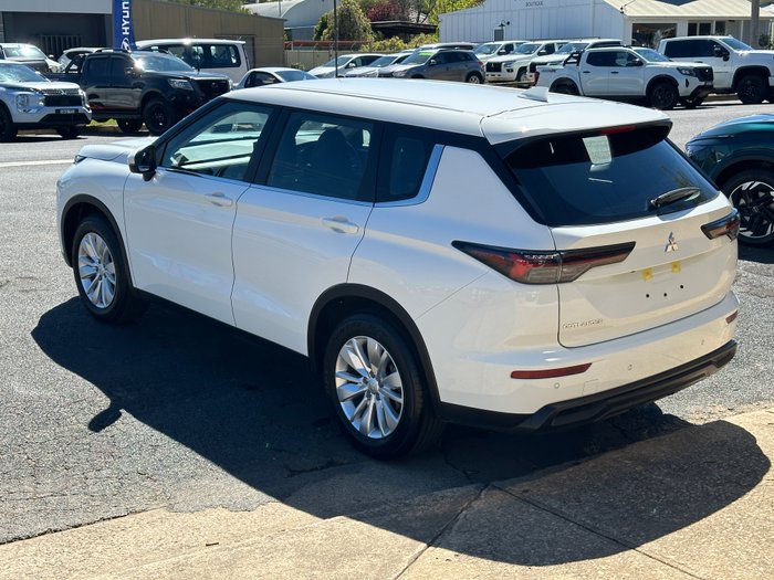 2025 MITSUBISHI OUTLANDER ES