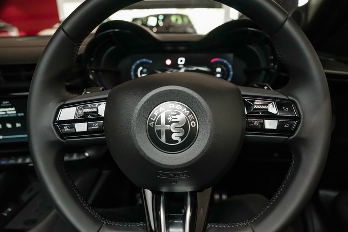 2025 Alfa Romeo Junior Ibrida