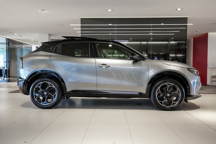 2025 Alfa Romeo Junior Ibrida