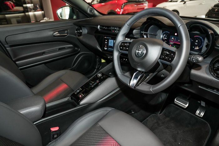 2025 Alfa Romeo Junior Ibrida