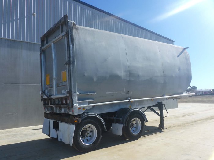 2002 Lusty Bogie Enclosed Tipper
