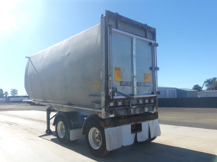 2002 Lusty Bogie Enclosed Tipper