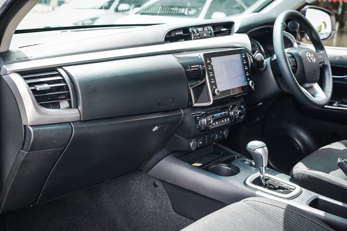 2024 Toyota HILUX SR5