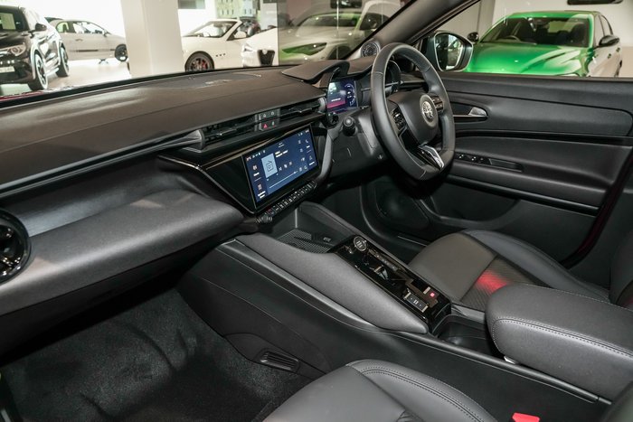 2025 Alfa Romeo Junior Ibrida