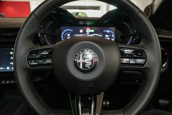 2025 Alfa Romeo Junior Ibrida