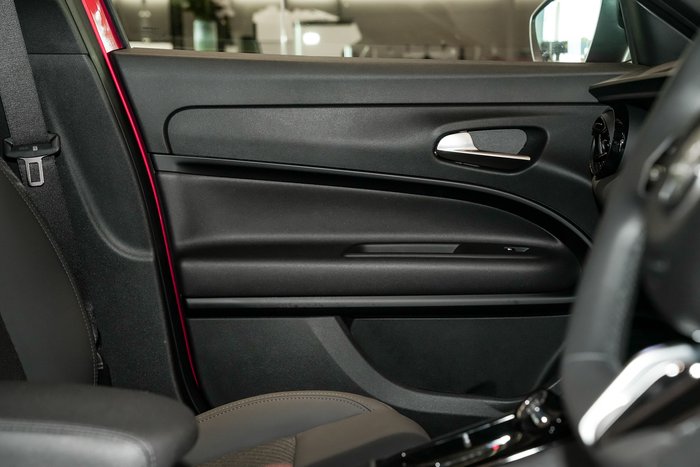 2025 Alfa Romeo Junior Ibrida