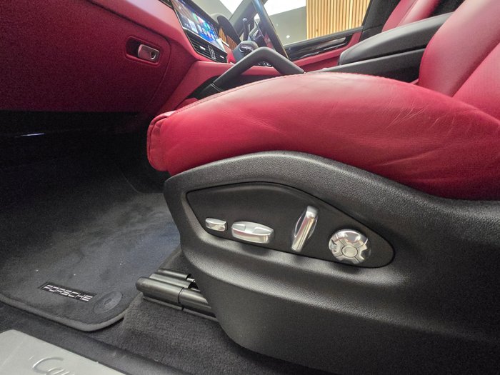 2019 PORSCHE CAYENNE